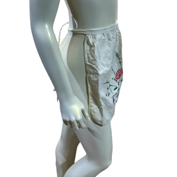 Vintage 1950 Half Apron White Cotton Hand Embroidered Floral Garden Apron Roses - Picture 10 of 12